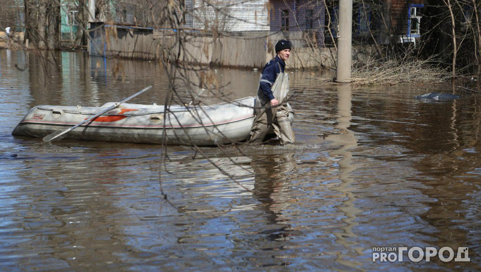В Кировской области затопило грунтовую дорогу