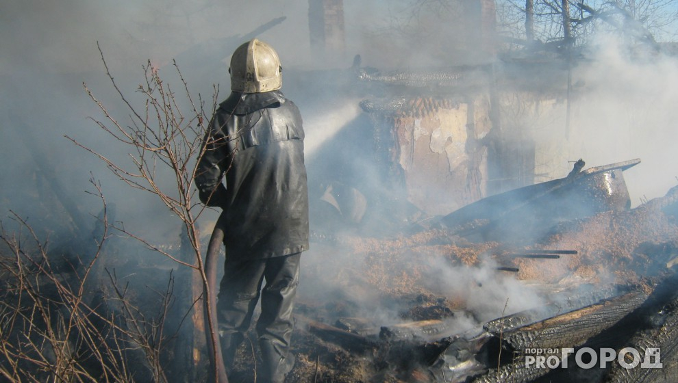 В Кирове сгорел гараж с раритетным авто и двумя квадроциклами