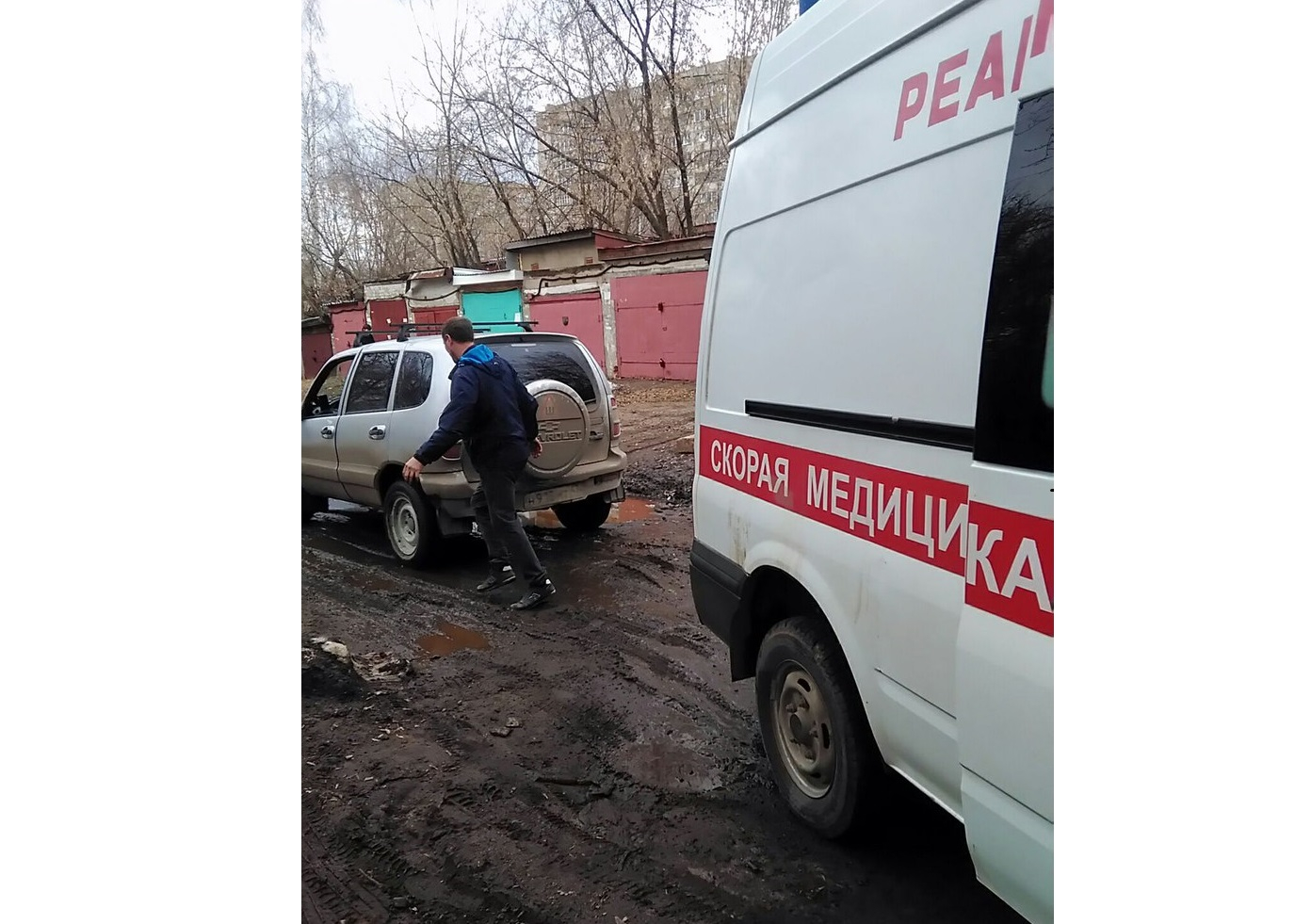 В Кирове водитель «Нивы» вытащил застрявшую в грязи машину реанимации