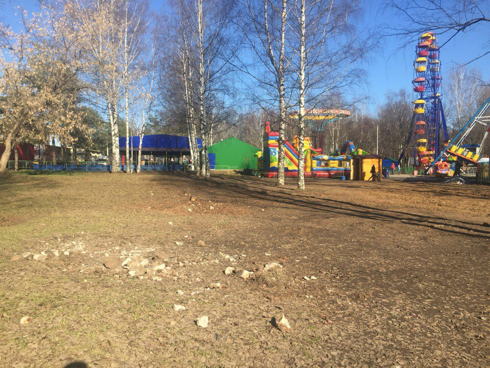 У цирка демонтировали большую детскую площадку ради каруселей