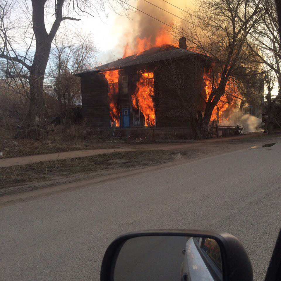 На улице Блюхера в Кирове сгорел  еще один деревянный дом