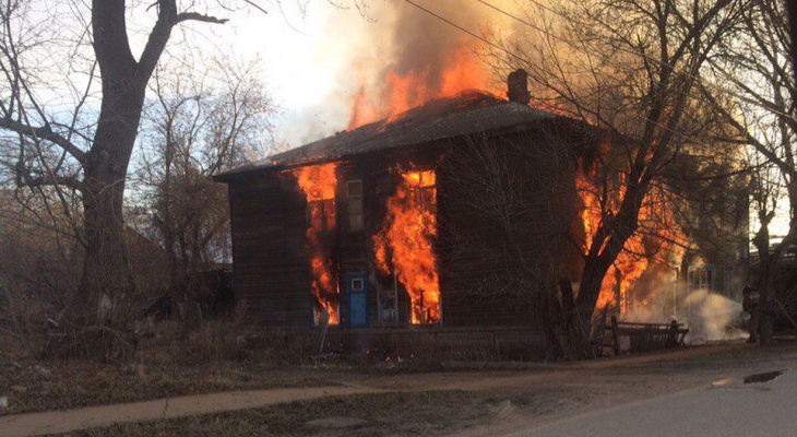 Что обсуждают в Кирове: пожар в деревянном доме и отпавшая дверь автобуса