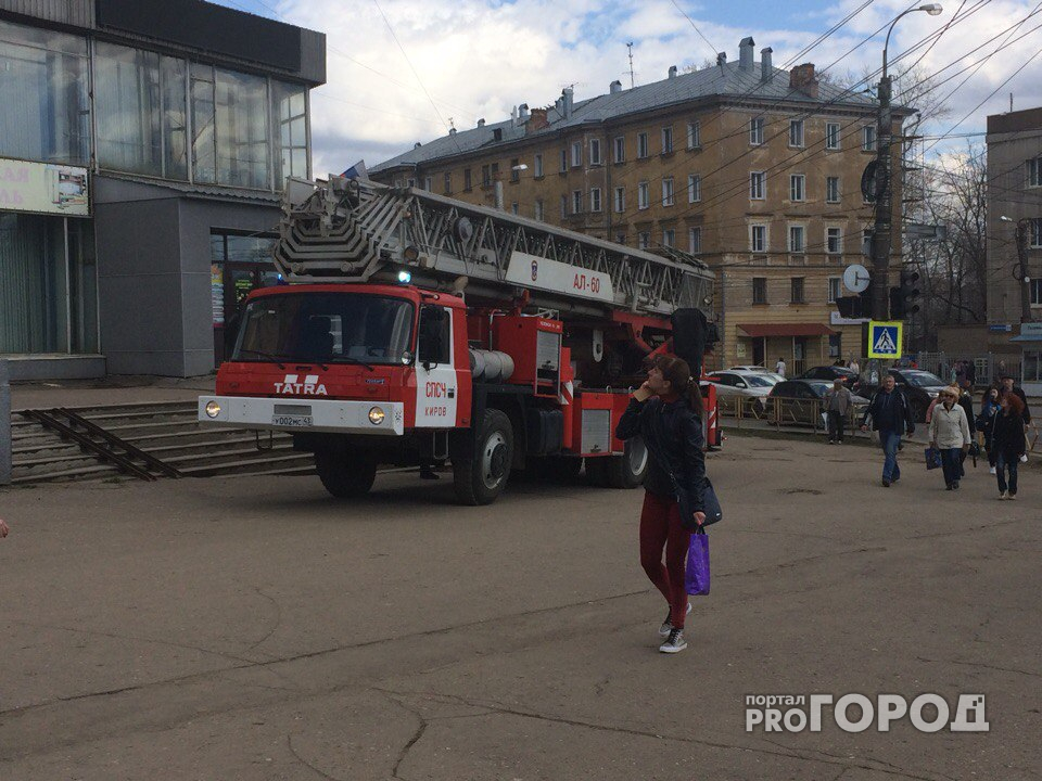 В Кирове ребенок чуть не выпал из окна: на месте работали спасатели