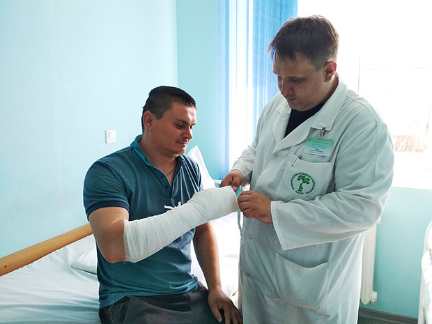 Кировские врачи пришили 27-летнему парню отрезанный палец