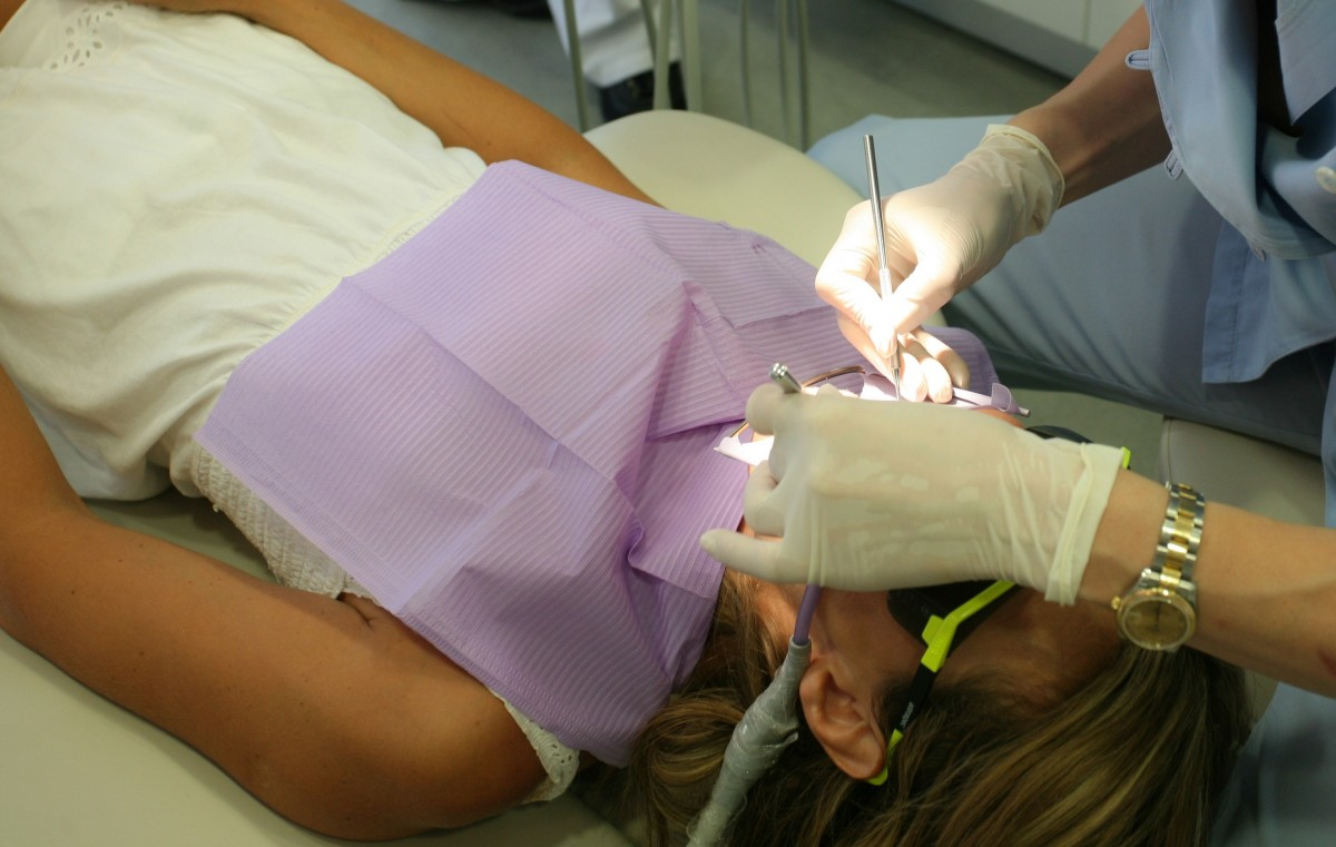 Как правильно выбрать зубные протезы: советы специалистов