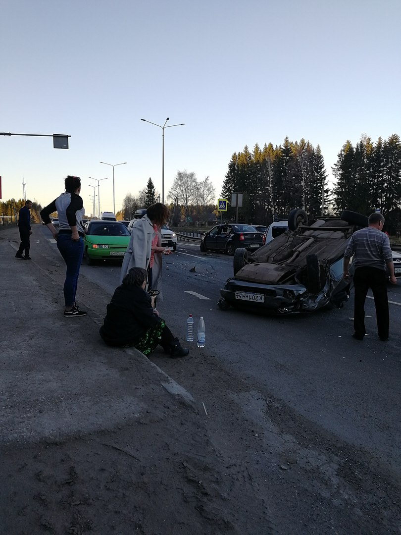 В Кирове столкнулись две легковушки: от удара одна из машин перевернулась