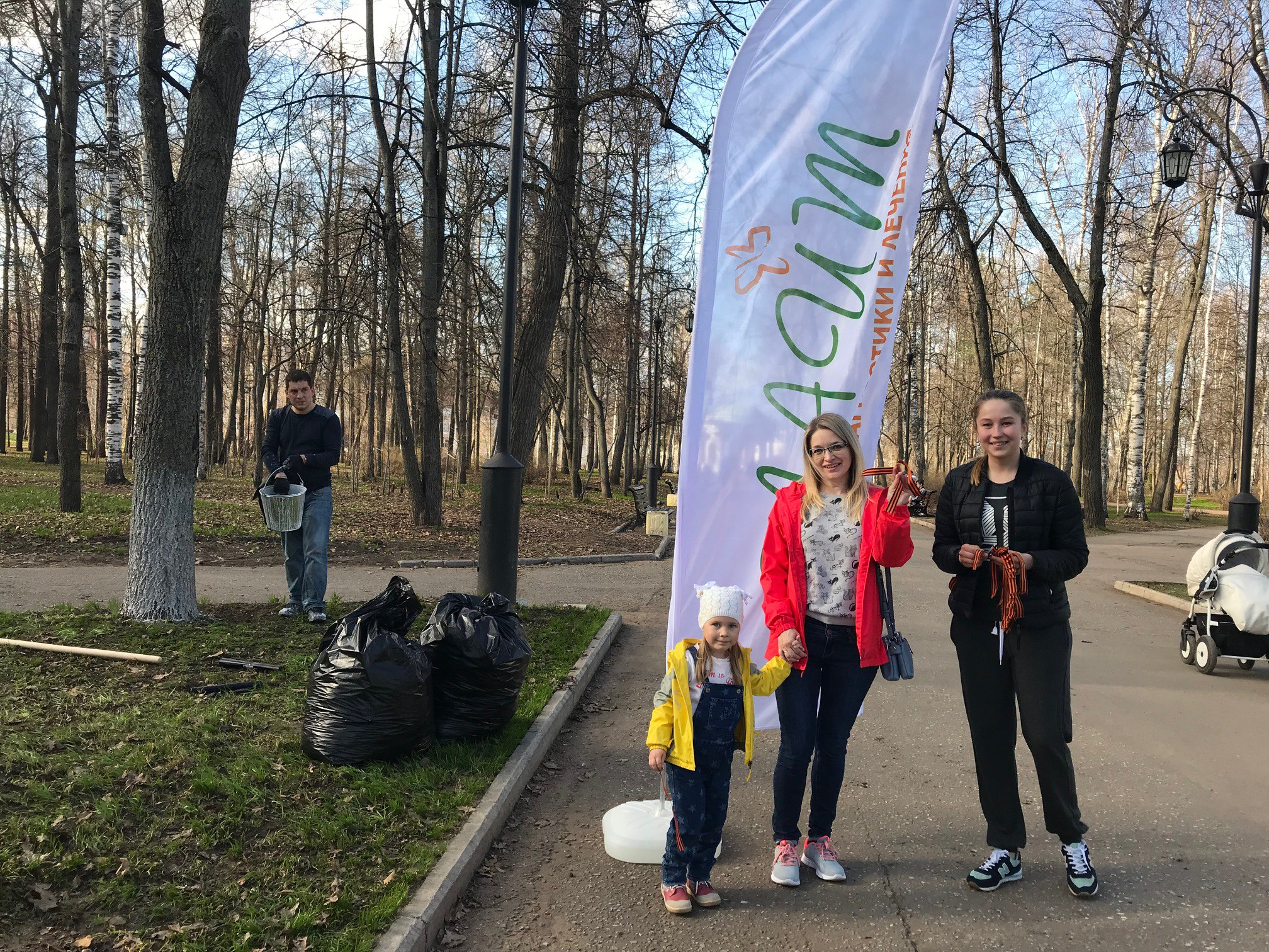 Во время субботника в Александровском саду собрали 40 мешков мусора