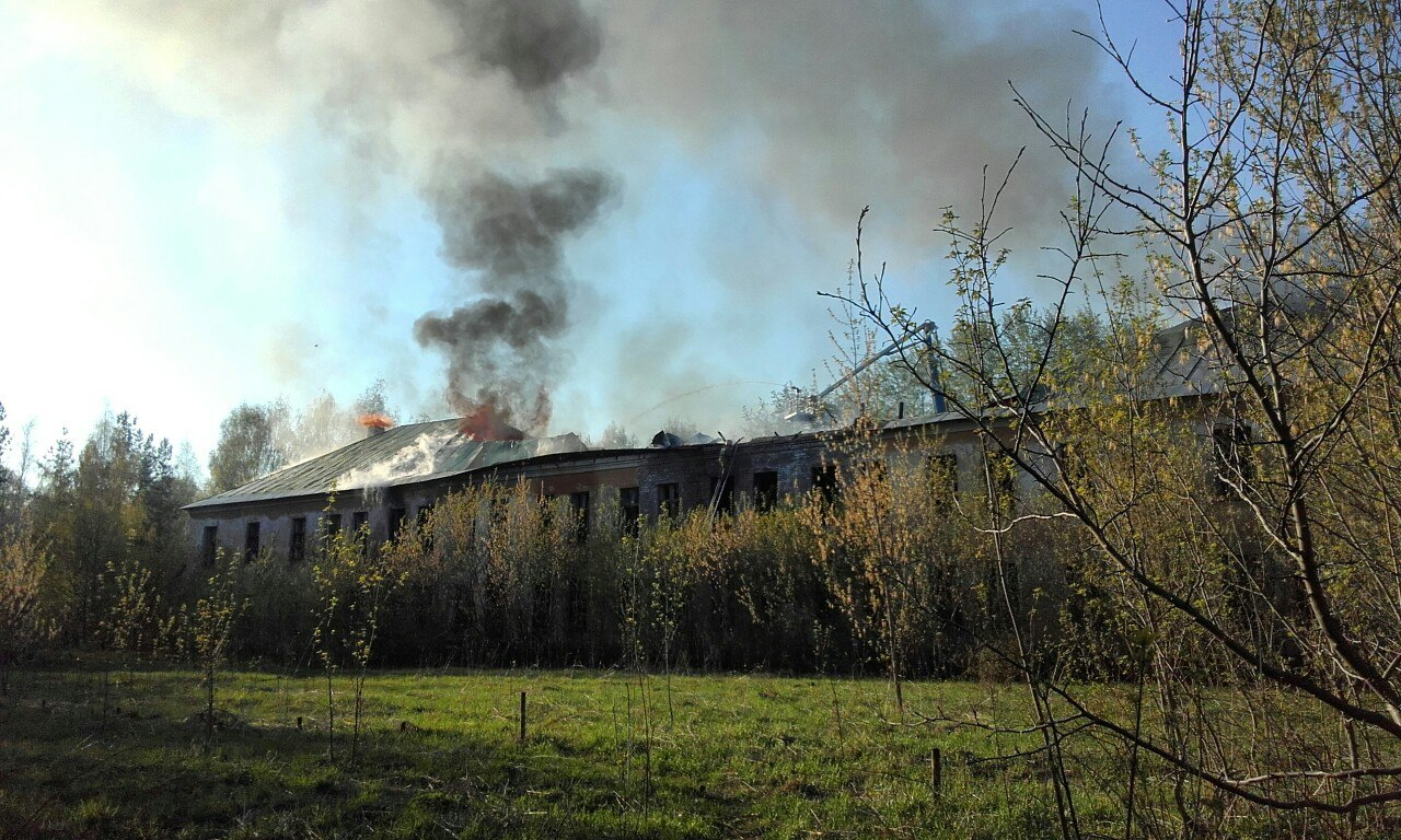 34 спасателя тушили пожар на территории бывшего КВАТУ в Кирове
