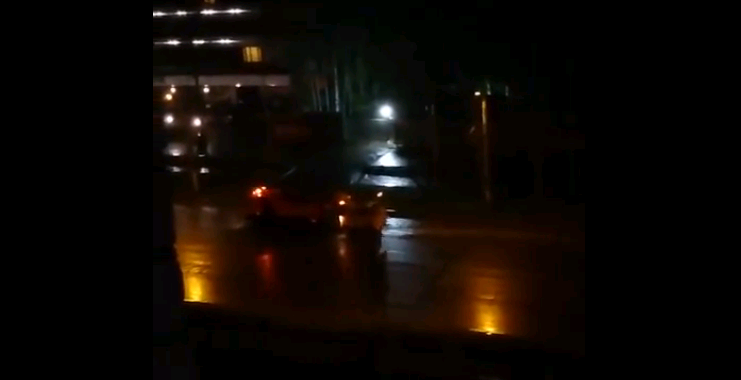 Коммунальщики в дождь мыли водой улицу Воровского
