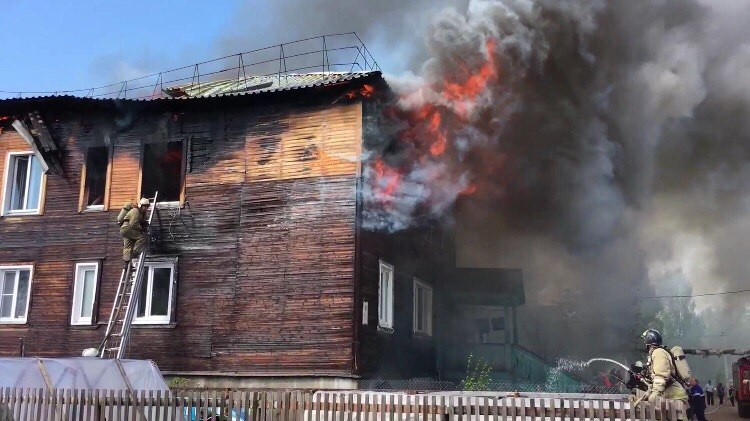 Видео: в Кирове горит двухэтажный жилой дом