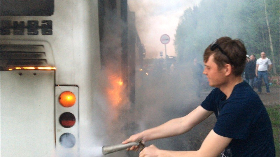 «Ни одна машина, кроме нашей, не остановилась»: очевидцы о пожаре в автобусе на трассе в Слободском