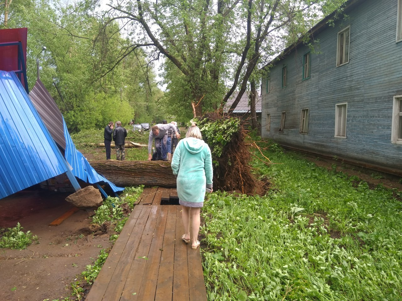 В администрации рассказали, сколько человек пострадали от урагана в Кирове