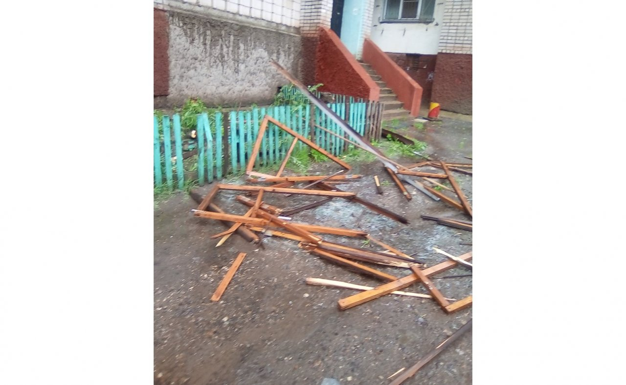 В Кирове с лоджии 8-го этажа ветром вырвало окна