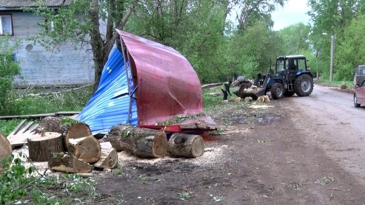 В Кирове две разрушенные ураганом остановки заменят на новые