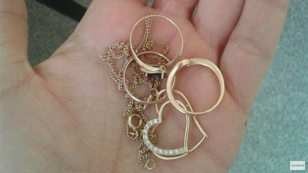 В Кирове 10-летняя девочка отдала "волшебнице" украшения на 40 тысяч рублей