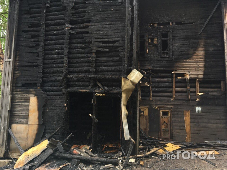 Ночью в Кирове рядом с новым отелем сгорел деревянный дом