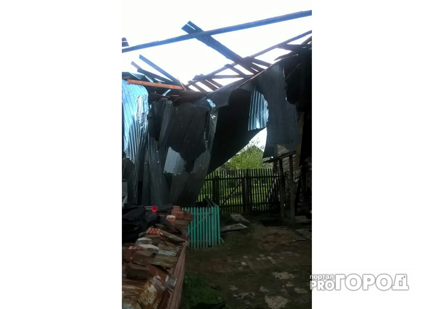 В Кировской области ураган сорвал крышу дома: семье нужна помощь
