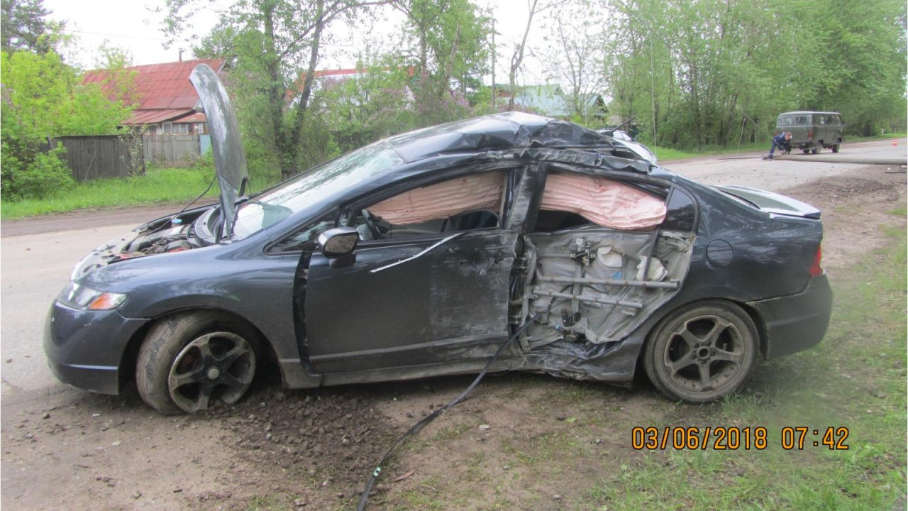 В Кирове Honda протаранила столб: есть пострадавшие