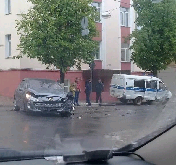 У Театральной площади Peugeot протаранил полицейский «ГАЗ»