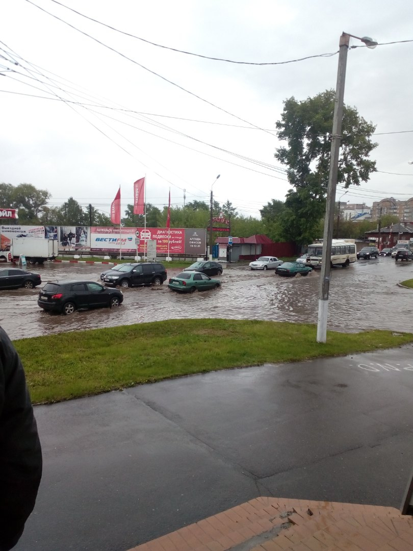 После ливня в Кирове затопило перекрестки
