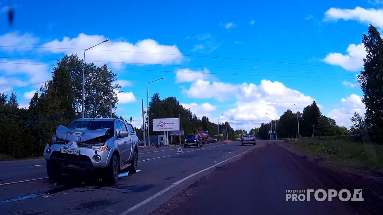 В Кирове водитель Mitsubishi отвлекся и въехал в «Газель»: перед иномарки — всмятку