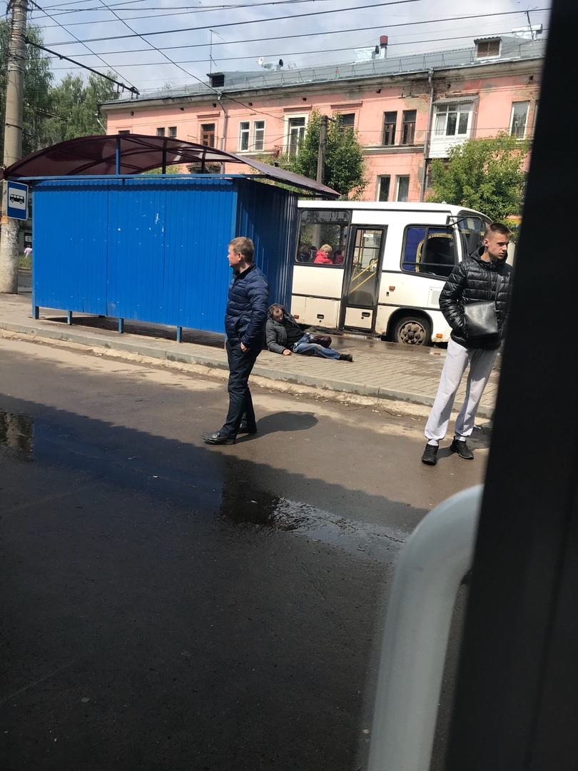 В Кирове на остановке неизвестные с ножом напали на мужчину