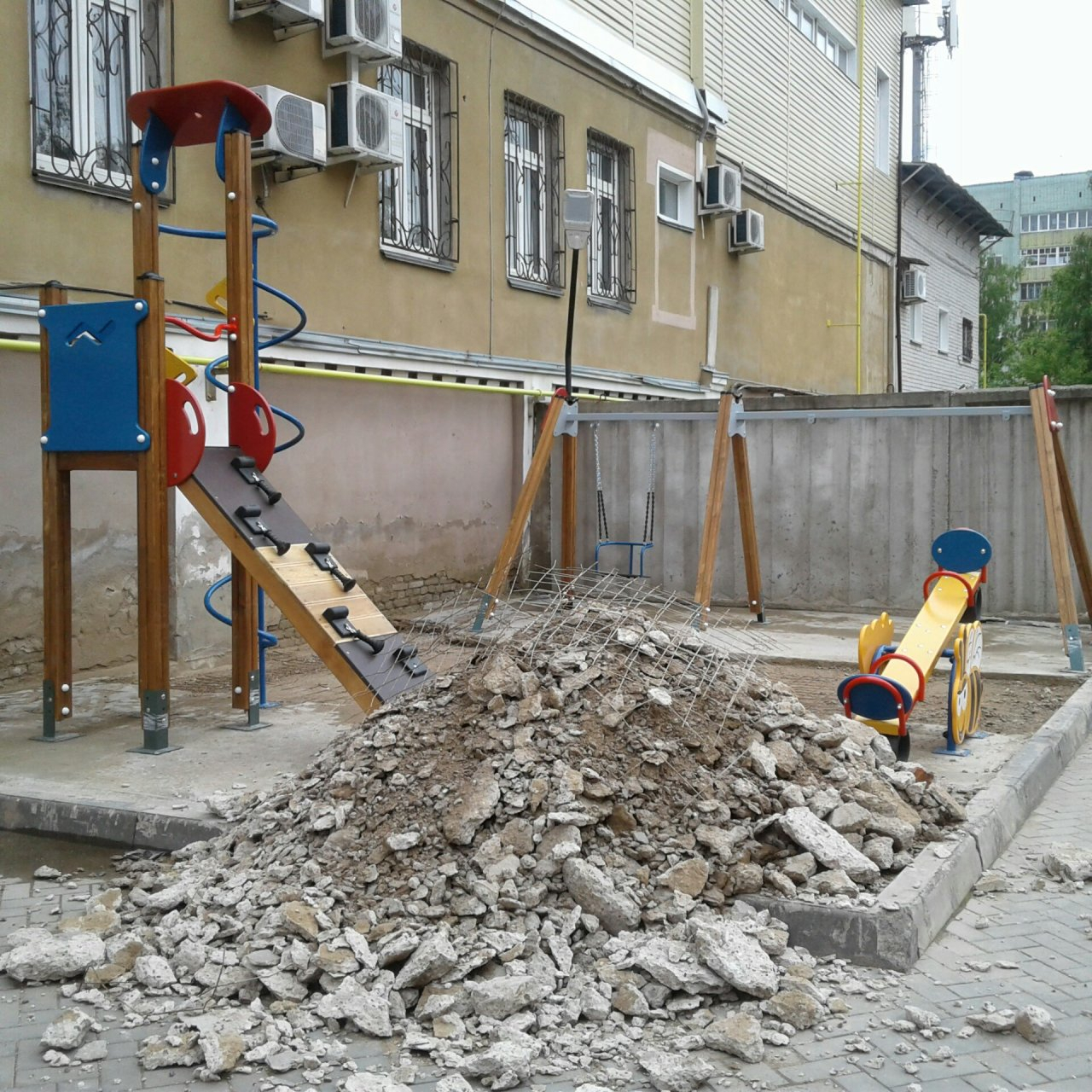 В Кирове детскую площадку завалили строительным мусором