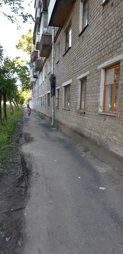 Видео: в Кирове мужчина через окно забрался в квартиру