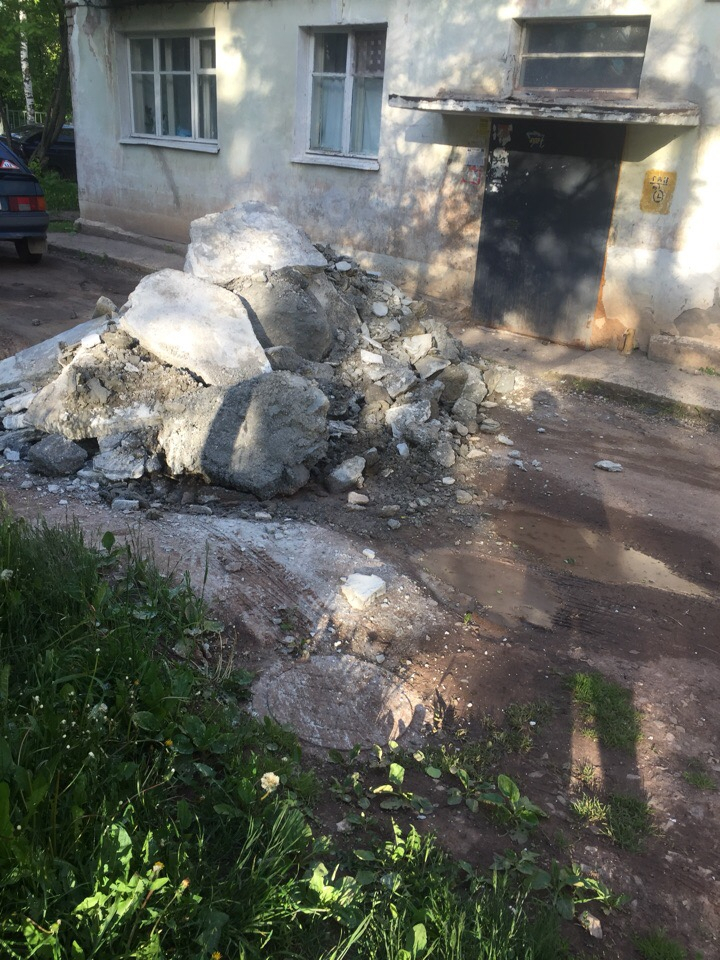 В Нововятске перед подъездом свалили строительный мусор