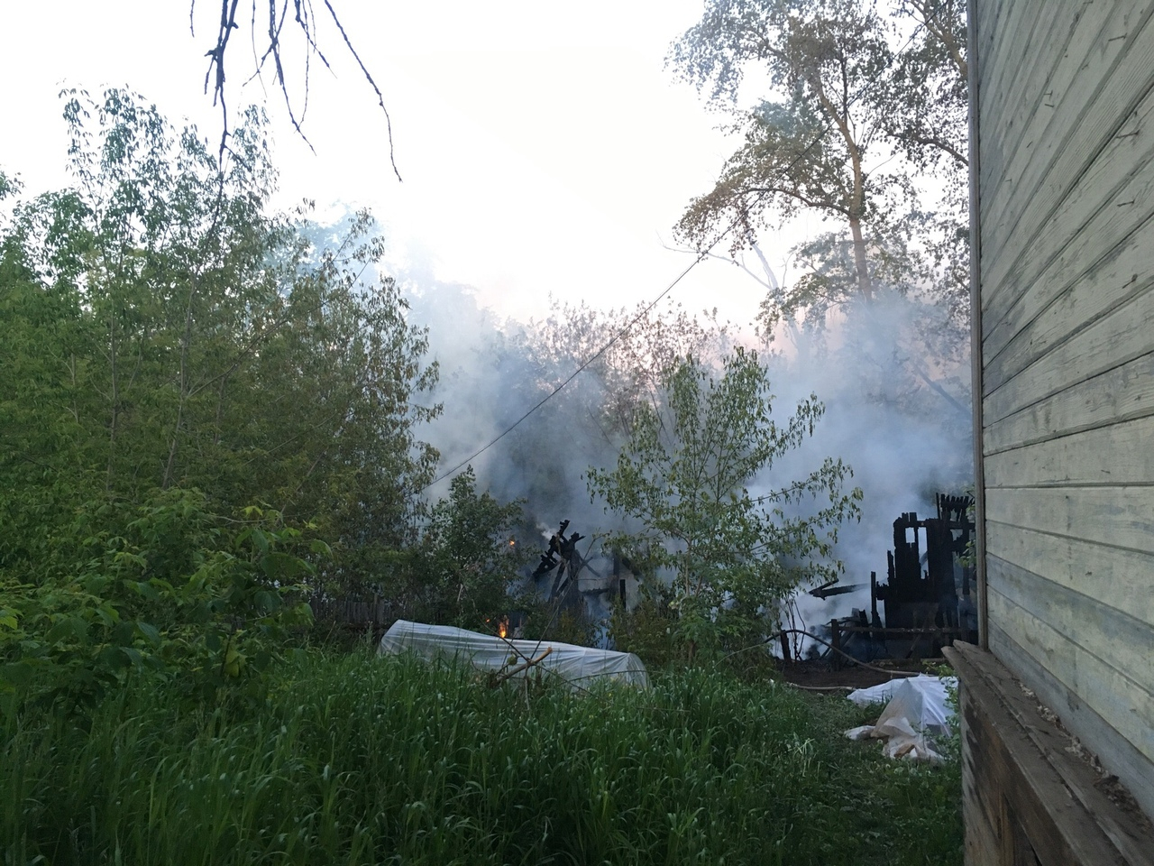 Видео: в Нововятске загорелись сараи