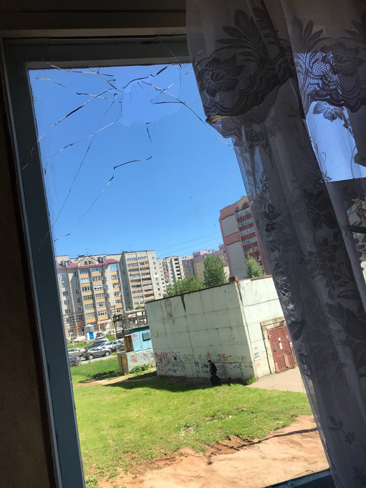В Кирове неизвестные разбили окно квартиры, кинув булыжник