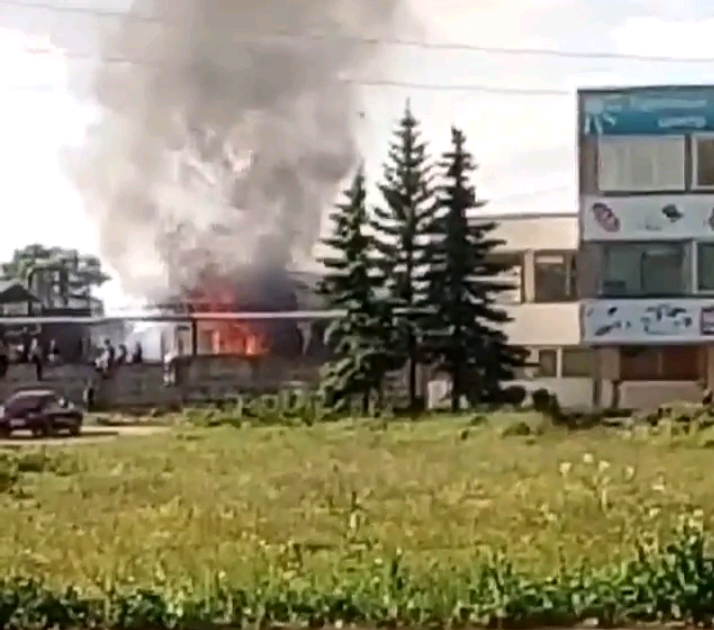 В Пасегово горят склады на территории завода