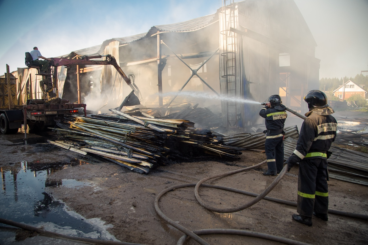 Во время серьезного пожара на кировском заводе сгорело 20 тонн сырья