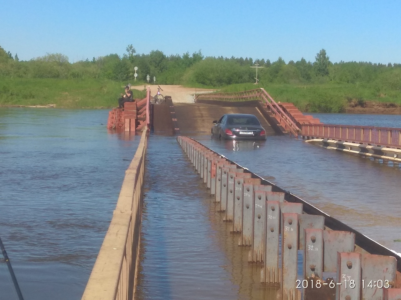 В Чепецке за два дня на понтонном мосту утонули «ВАЗ» и Mercedes