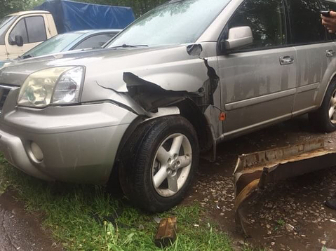 Ураган в Кирове: сломанные деревья повредили несколько машин в разных частях города