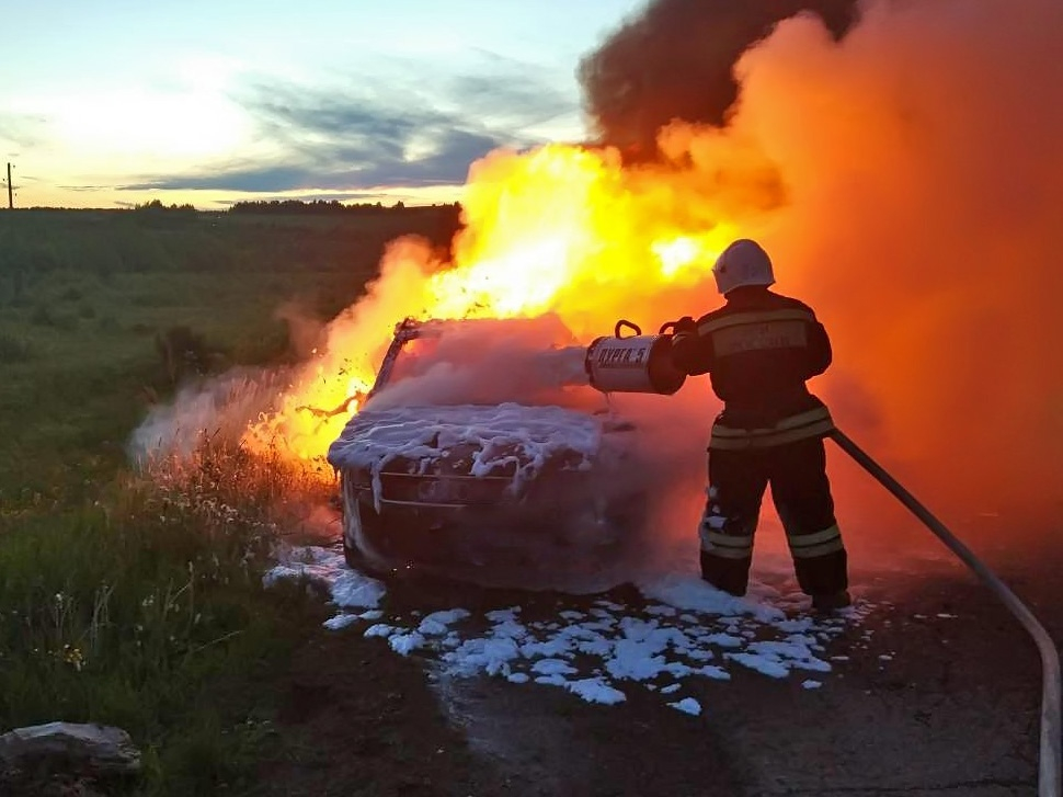 На трассе в Кировской области сгорела Audi А6