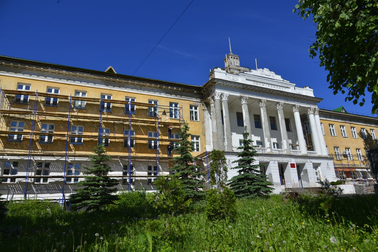 У Лесопромышленного колледжа в Кирове начали реставрировать фасад