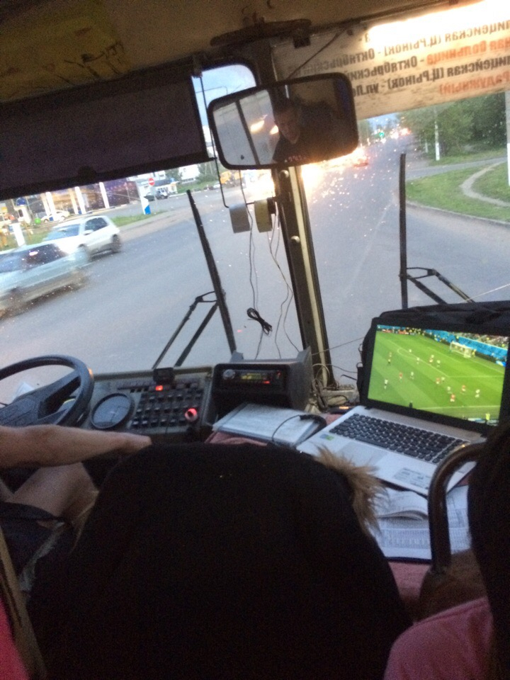 В Кирове накажут водителя автобуса, который смотрел футбол во время работы