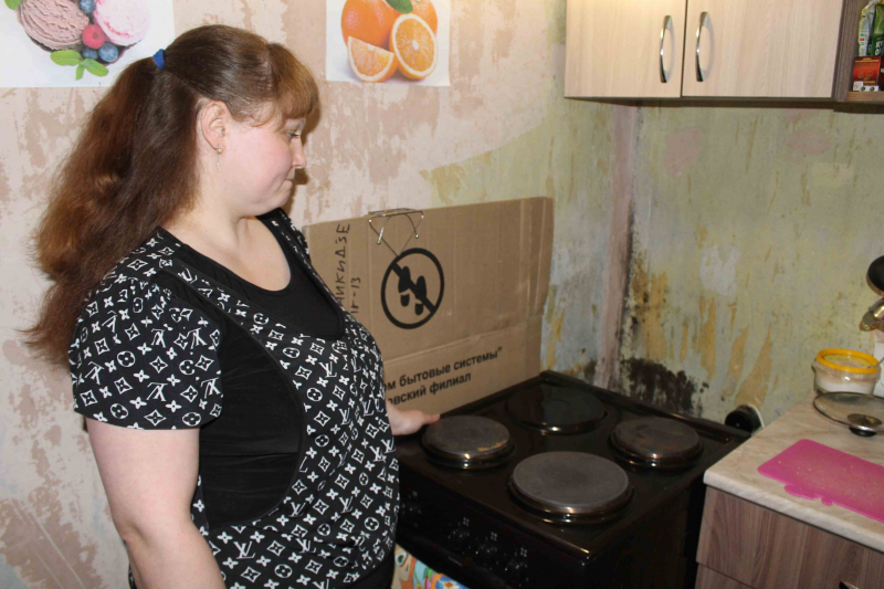 В Кирове квартира, где живет семья с маленькими детьми, зарастает плесенью