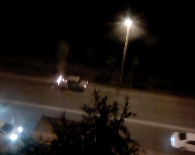 Видео: ночью на проспекте Строителей загорелась "Лада"
