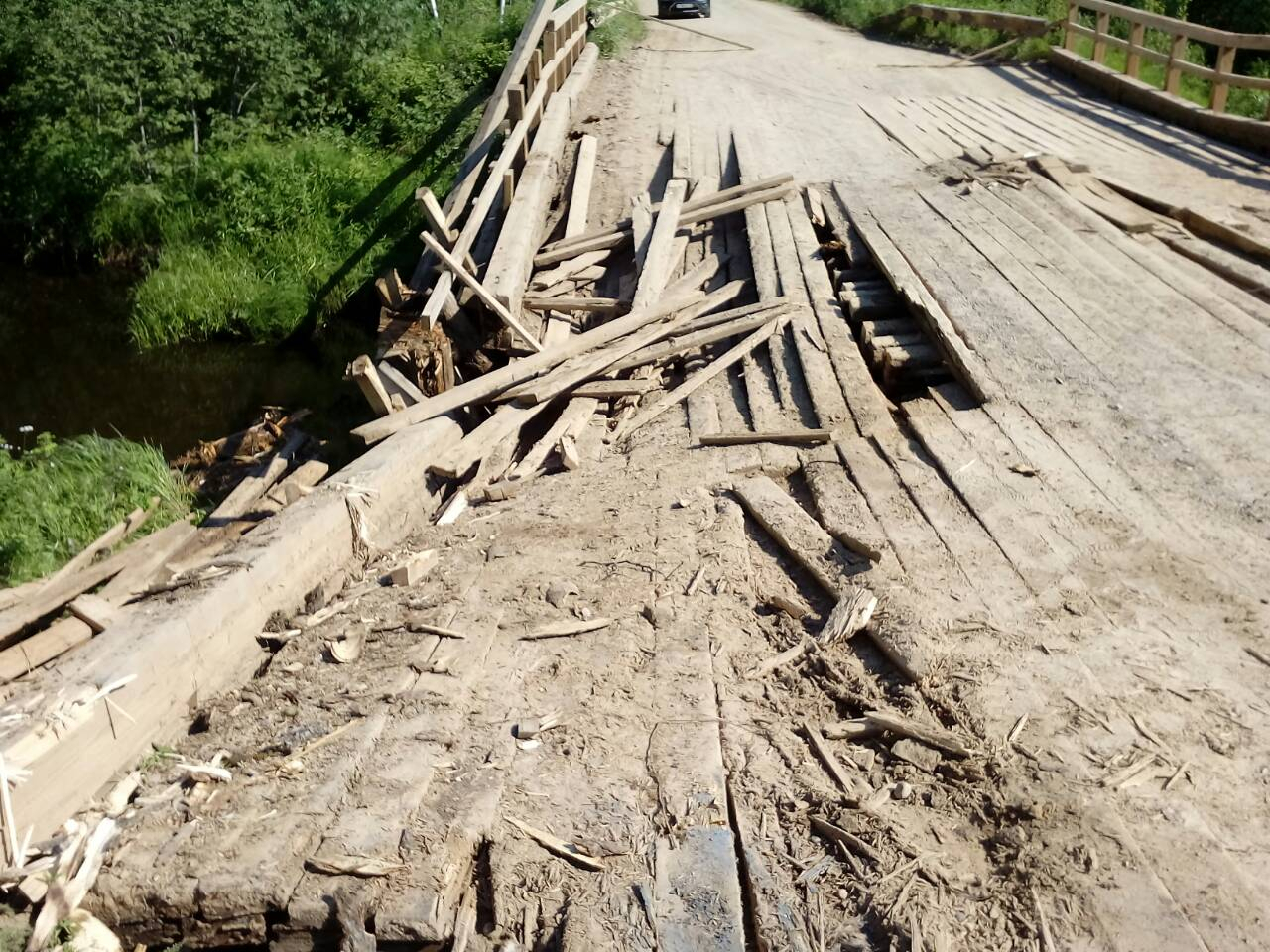 В Кировской области грузовик упал в реку с аварийного моста