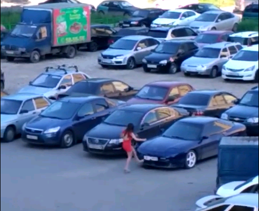 Видео: на Заводской девушка ногами разбила припаркованный Ford