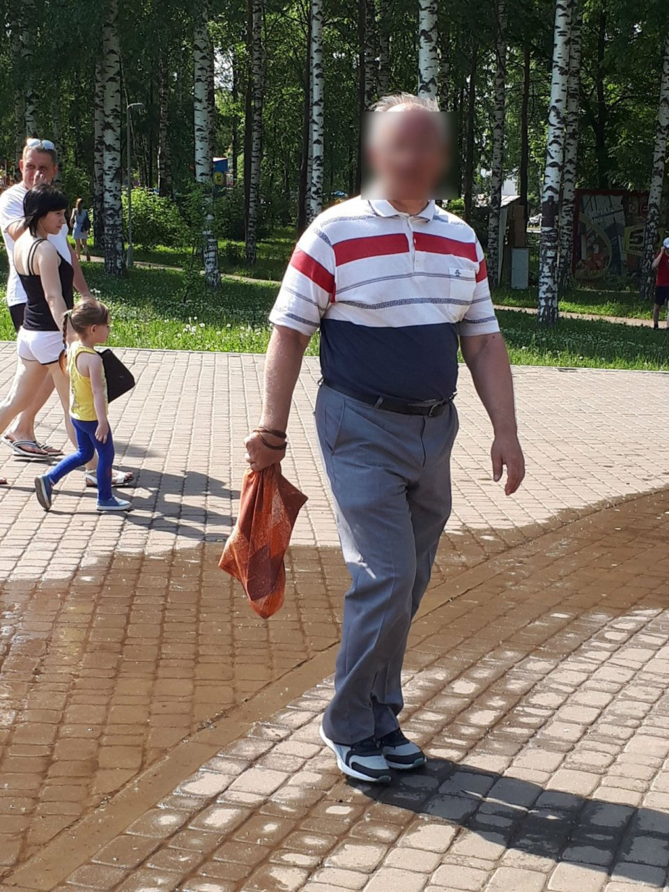 В парке Победы мужчина делал фото обнаженных детей
