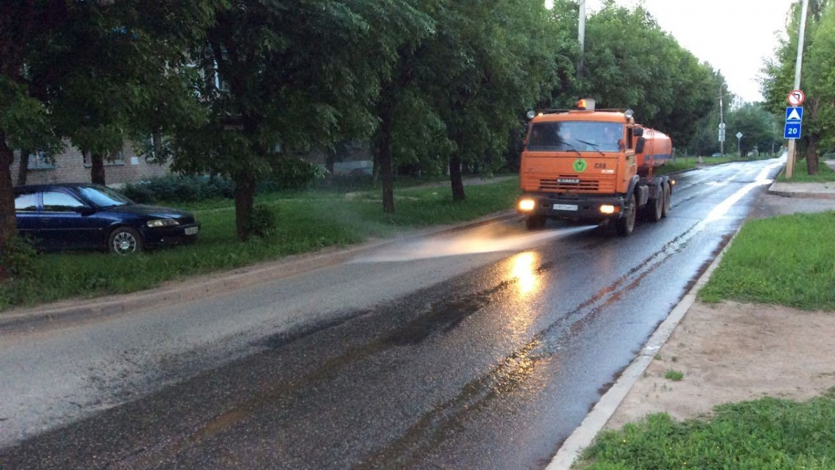 В жару влажную уборку улиц Кирова стали проводить круглосуточно