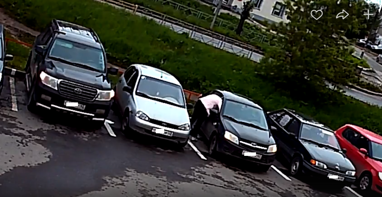 В Кирове 21-летняя девушка разбила автомобили на парковке