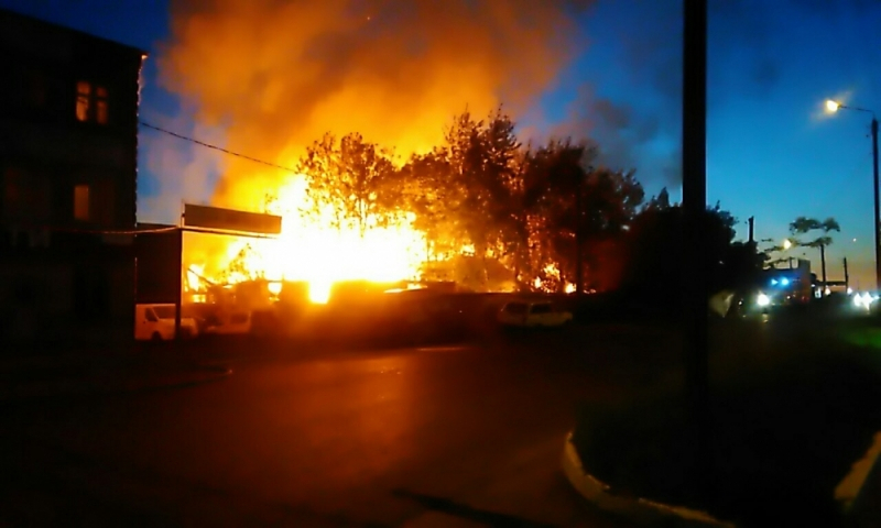 В Кирове ночью произошел крупный пожар: на месте работали более 30 спасателей