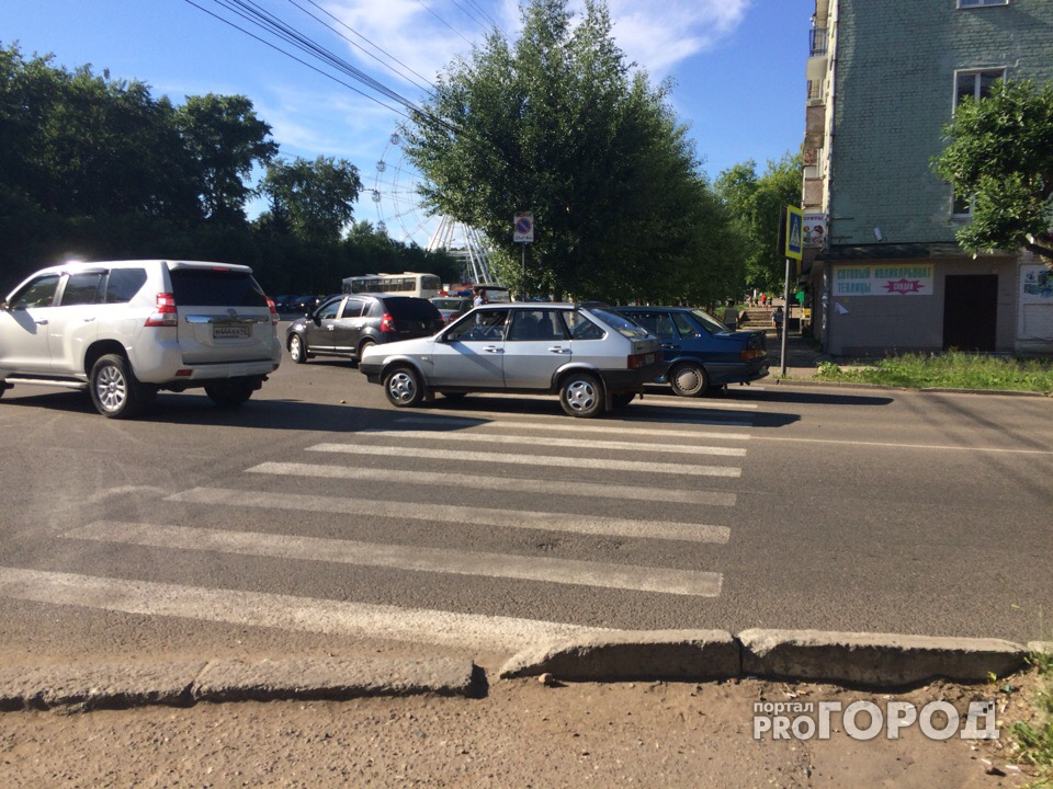 На Октябрьском проспекте сбили девушку на «зебре»: пострадавшую увезли на скорой