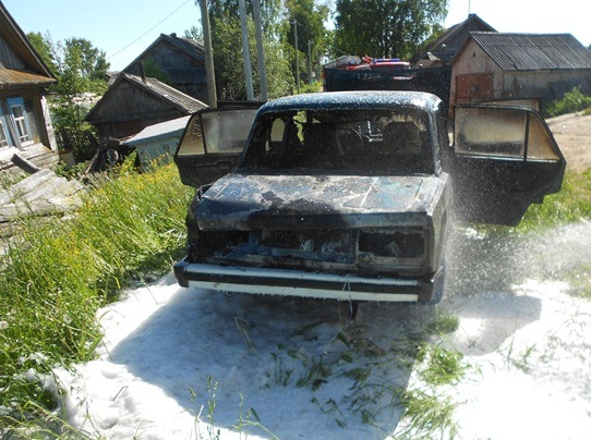 В Кировской области подростки развели костер в багажнике автомобиля