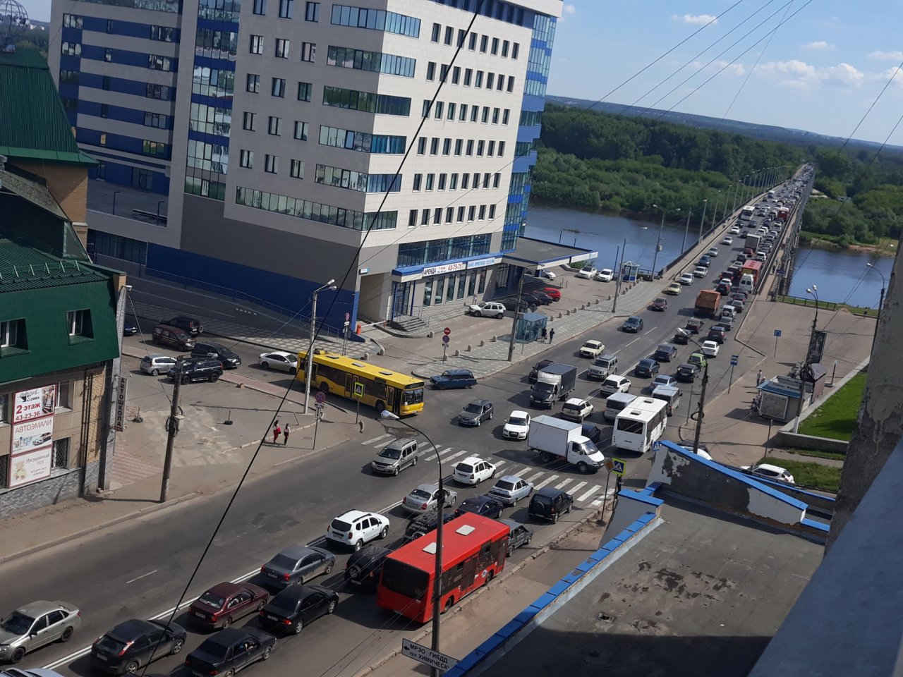 В Кирове в районе старого моста огромная пробка