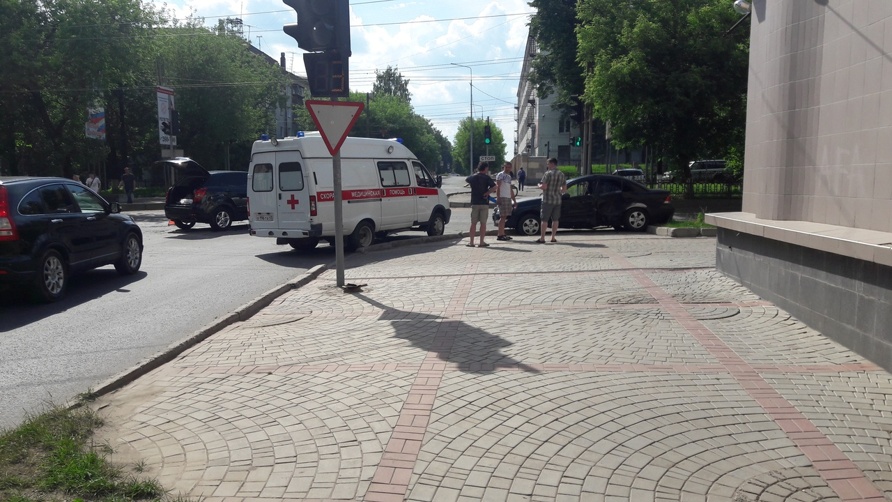 В центре Кирова столкнулись Nissan и SsangYong: есть пострадавшие